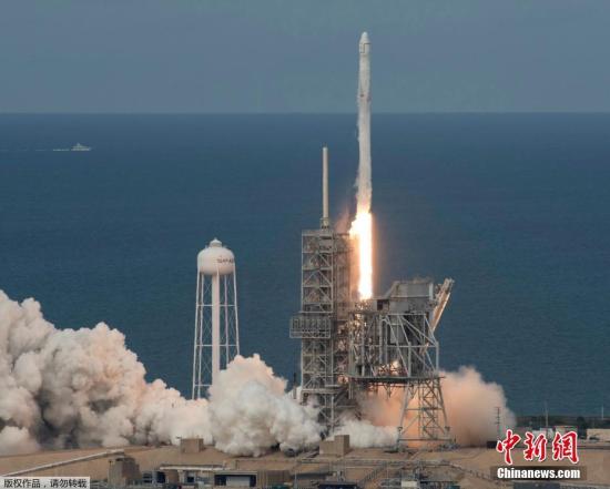 资料图:当地时间6月3日,美国佛罗里达州卡纳维拉尔角,SpaceX公司猎鹰九号运载火箭搭载“龙”飞船从肯尼迪航天中心发射升空。